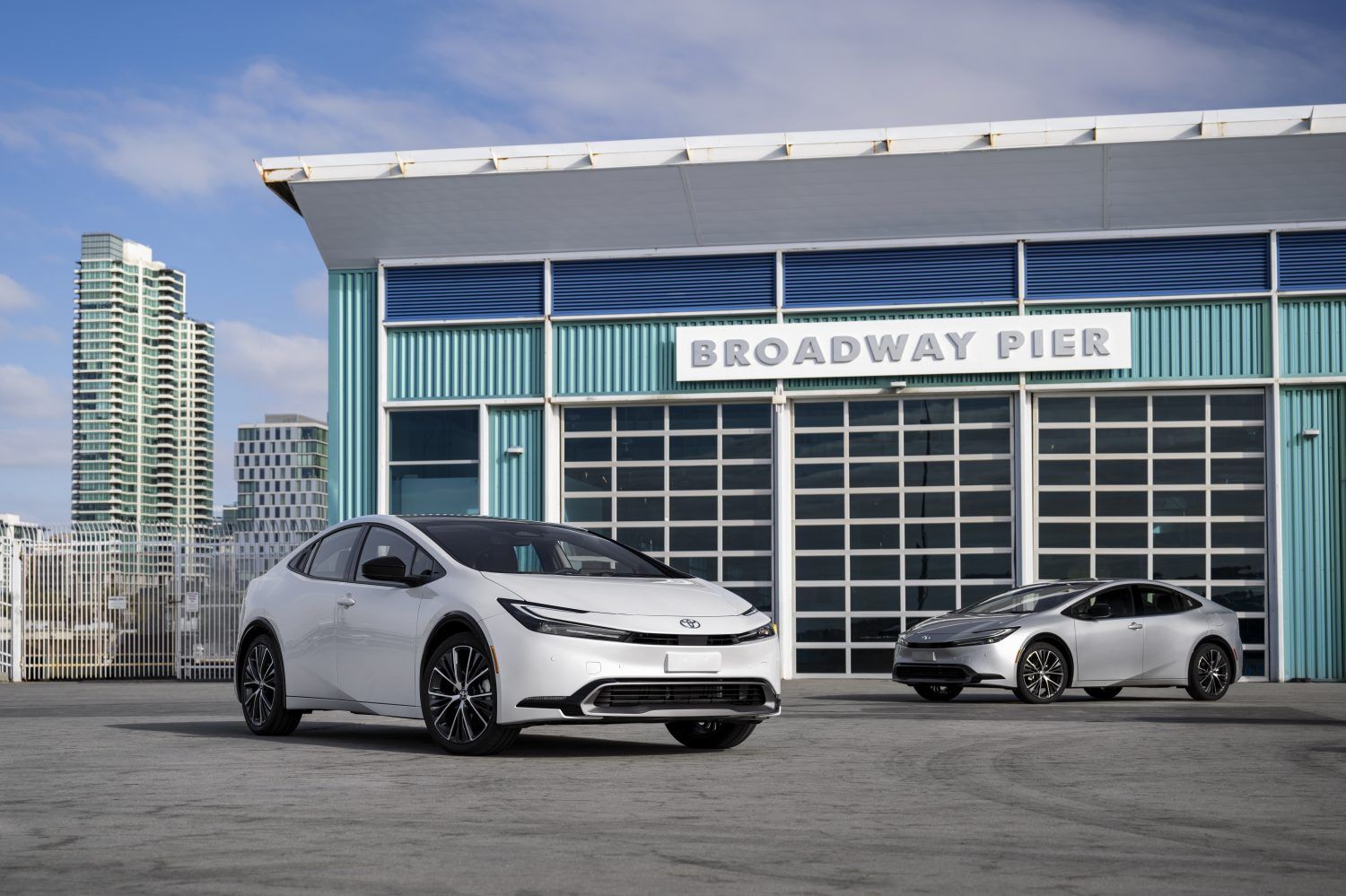 2023_Prius_Limited_XLE_WindChillPearl_CuttingEdge_033-1500x999.jpg